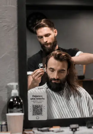 Pedir reseñas en Google en el espejo de la barbería